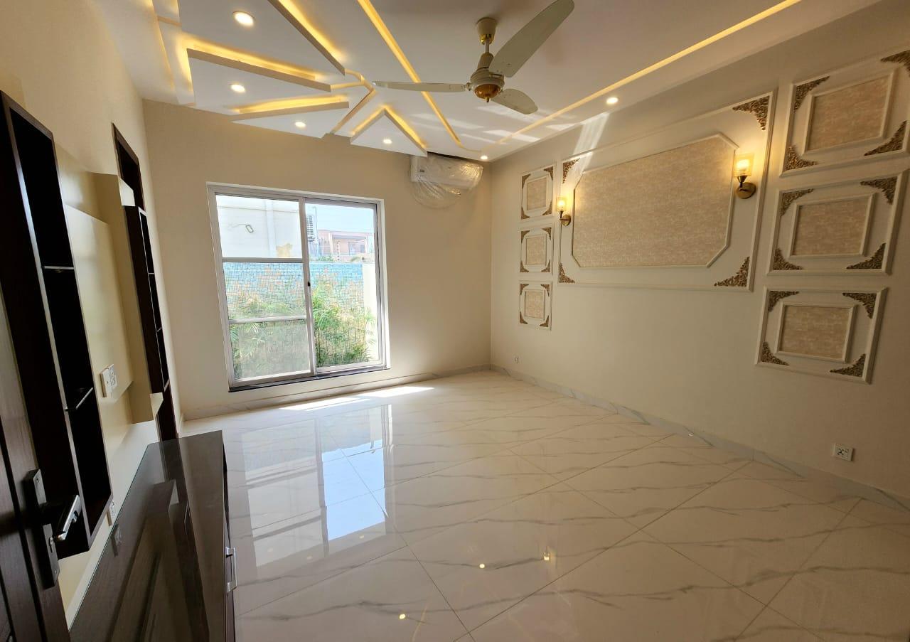 10 MARLA BUNGALOW FOR SALE IN DHA LAHORE PHASE 5