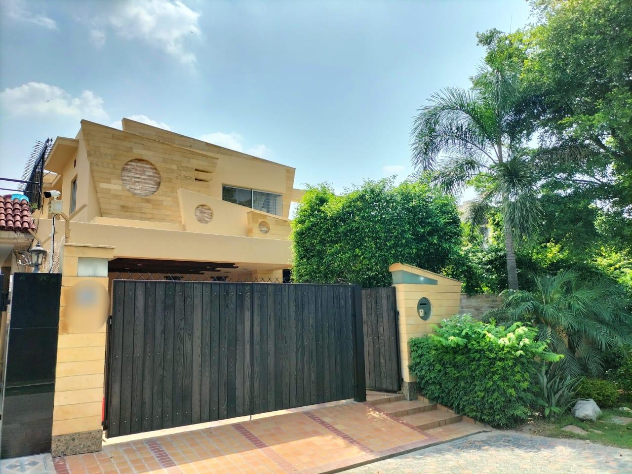 USED 1 KANAL BUNGALOW FOR SALE IN DHA LAHORE PHASE 3