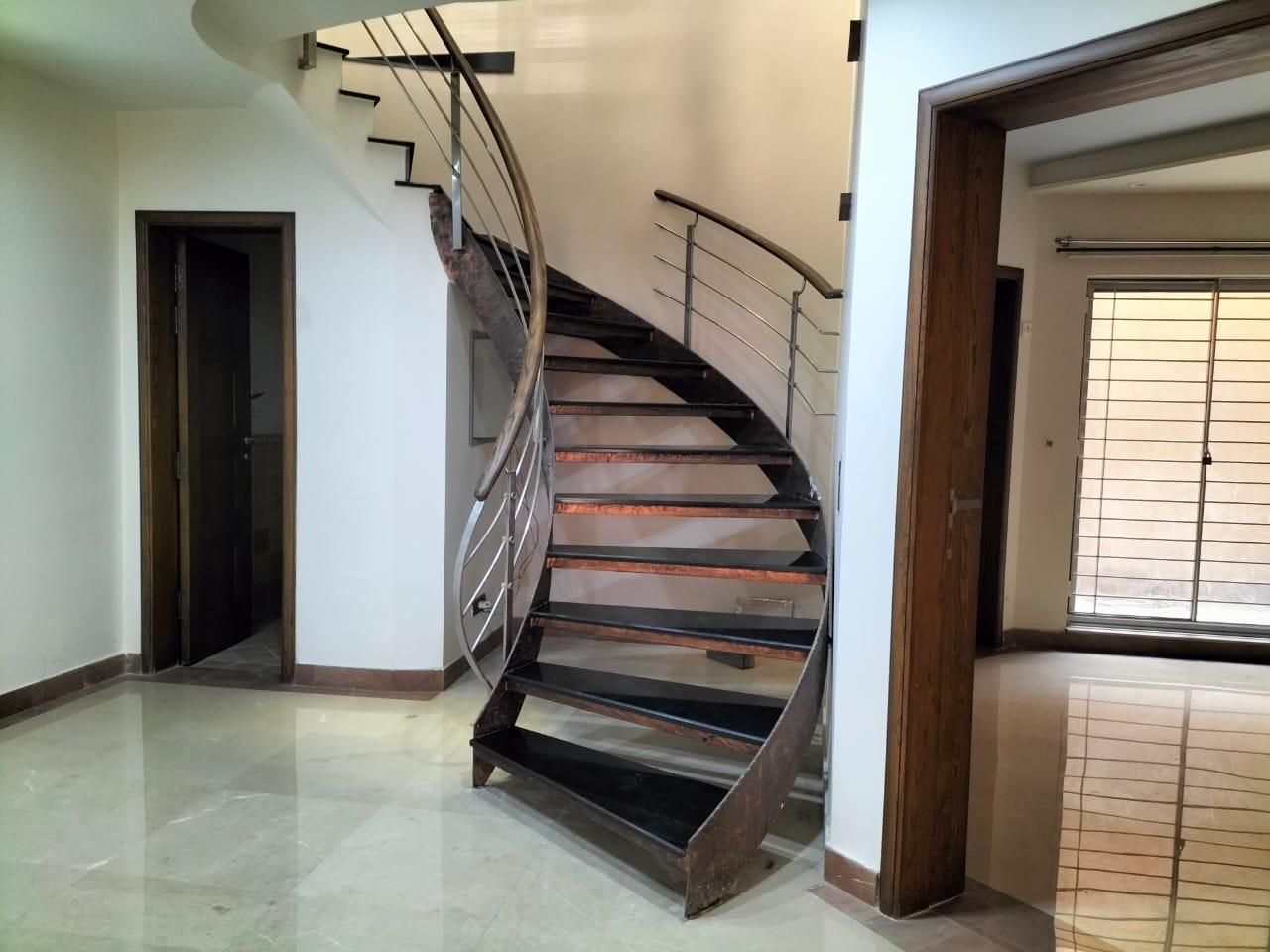 USED 1 KANAL BUNGALOW FOR SALE IN DHA LAHORE PHASE 3